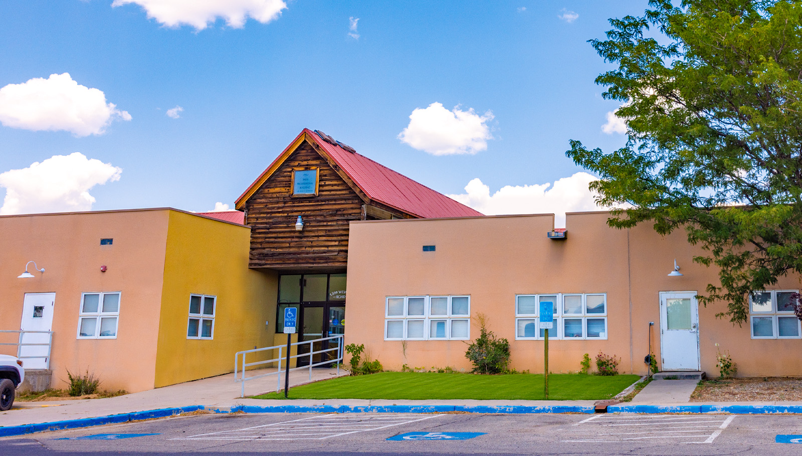 Surgical specialties clinic featuring a modern exterior with a wooden accent and accessible entrance.